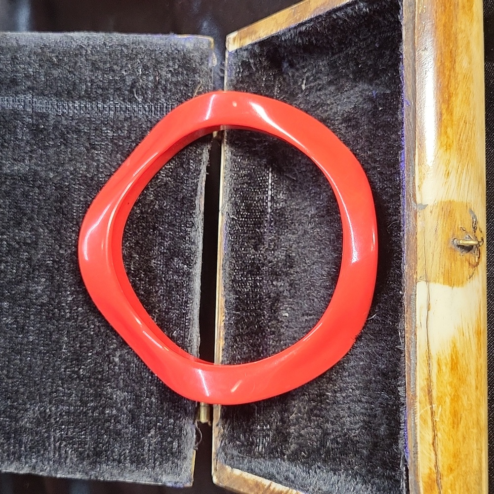 V60. Vintage Red Mod 1960s Wavvy Bangle